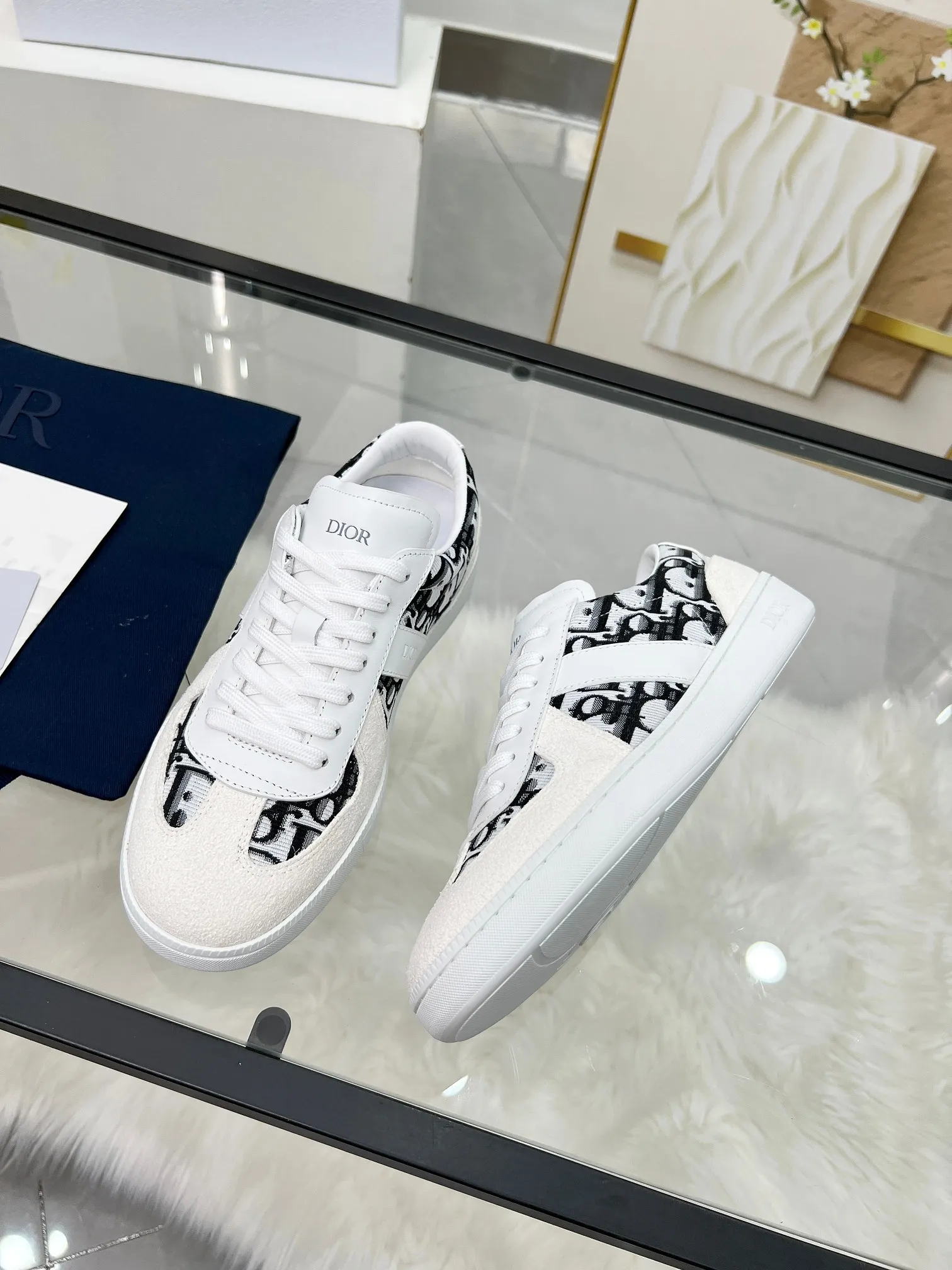 👟👟Ex-factory price 460👟👟Male size +10 correct✅ version. 𝐃𝐢𝐨𝐫 𝟮𝟱𝐏𝐫𝐞-𝐅𝐚𝐥𝐥 𝐁𝐞𝐫𝐥𝐢𝐧 𝟬𝟭 Dior B01 couple casual moral training shoes white shoes sneakers late 90s fashion brand Maison Margiela purchased GAT in large quantities and gave them a makeover. This shoe type of De Xun officially started its fashion journey. Original: Top layer of cowhide, cowhide lining, original outsole Size: 35-45 (40 for women, 45 for men, custom made, non-refundable)